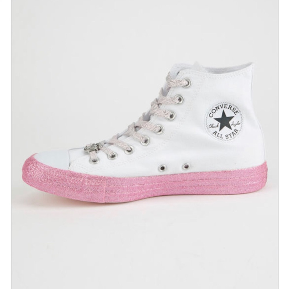 CONVERSE MILEY Converse High Top Shoes Size 8